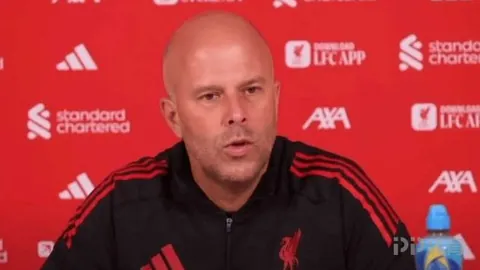 梦回英超绿茵场！徐彬携手爱侣，IP轨迹已指向英格兰狼队！